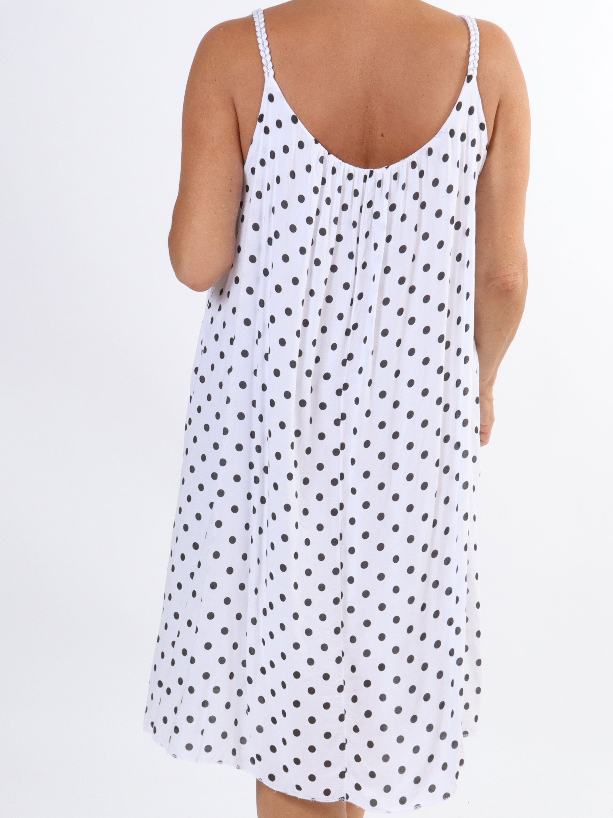 Annie Dot - Prikket plus size kjole i viskose med flettet stropper